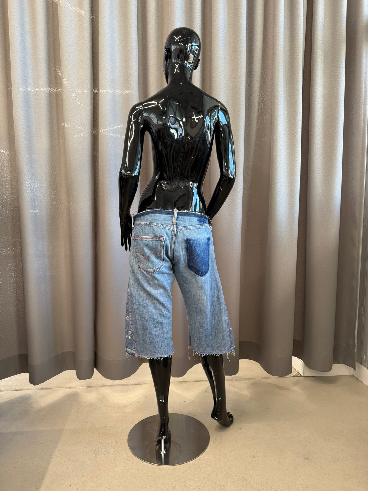 Low-waist short jeans