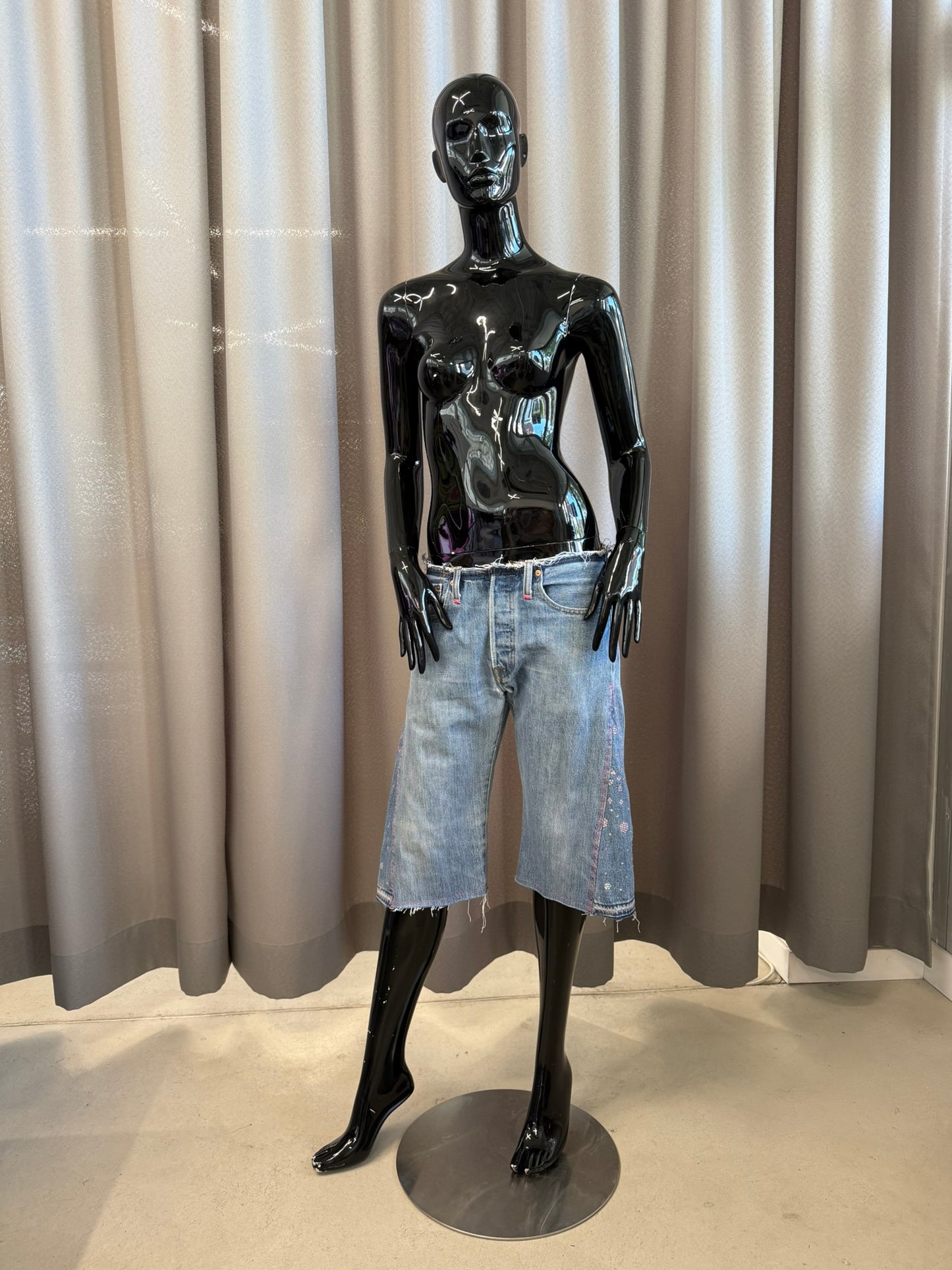 Low-waist short jeans
