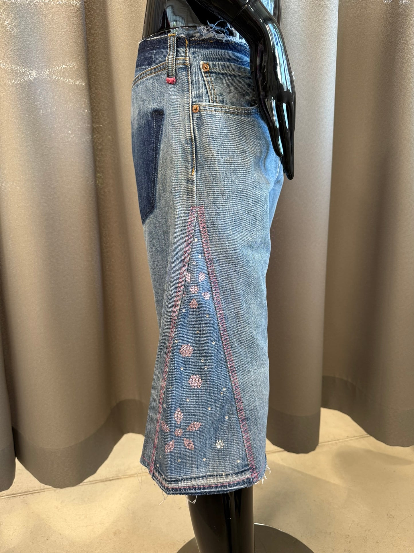 Low-waist short jeans