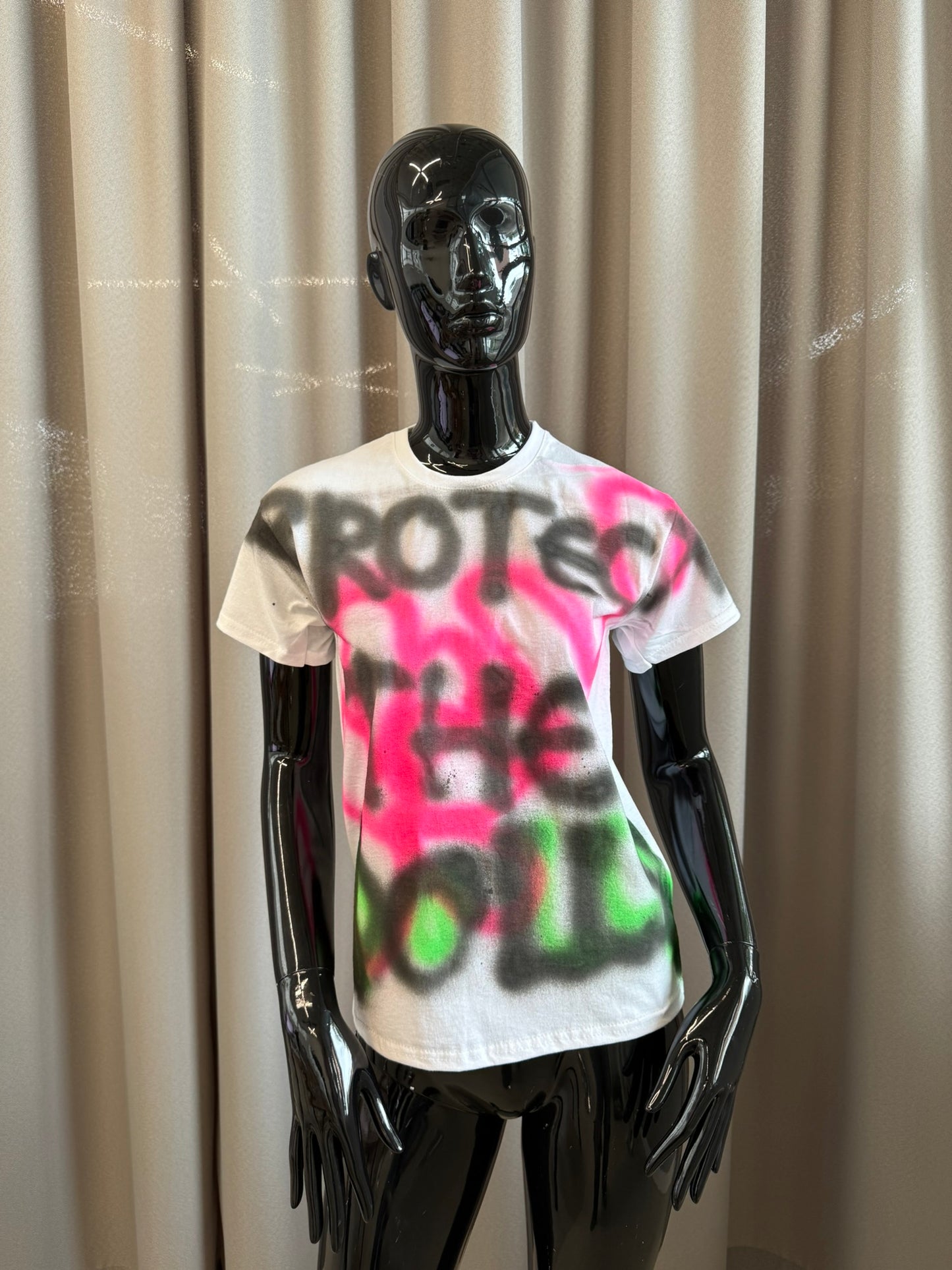 T-Shirt "Protect the Dolls"