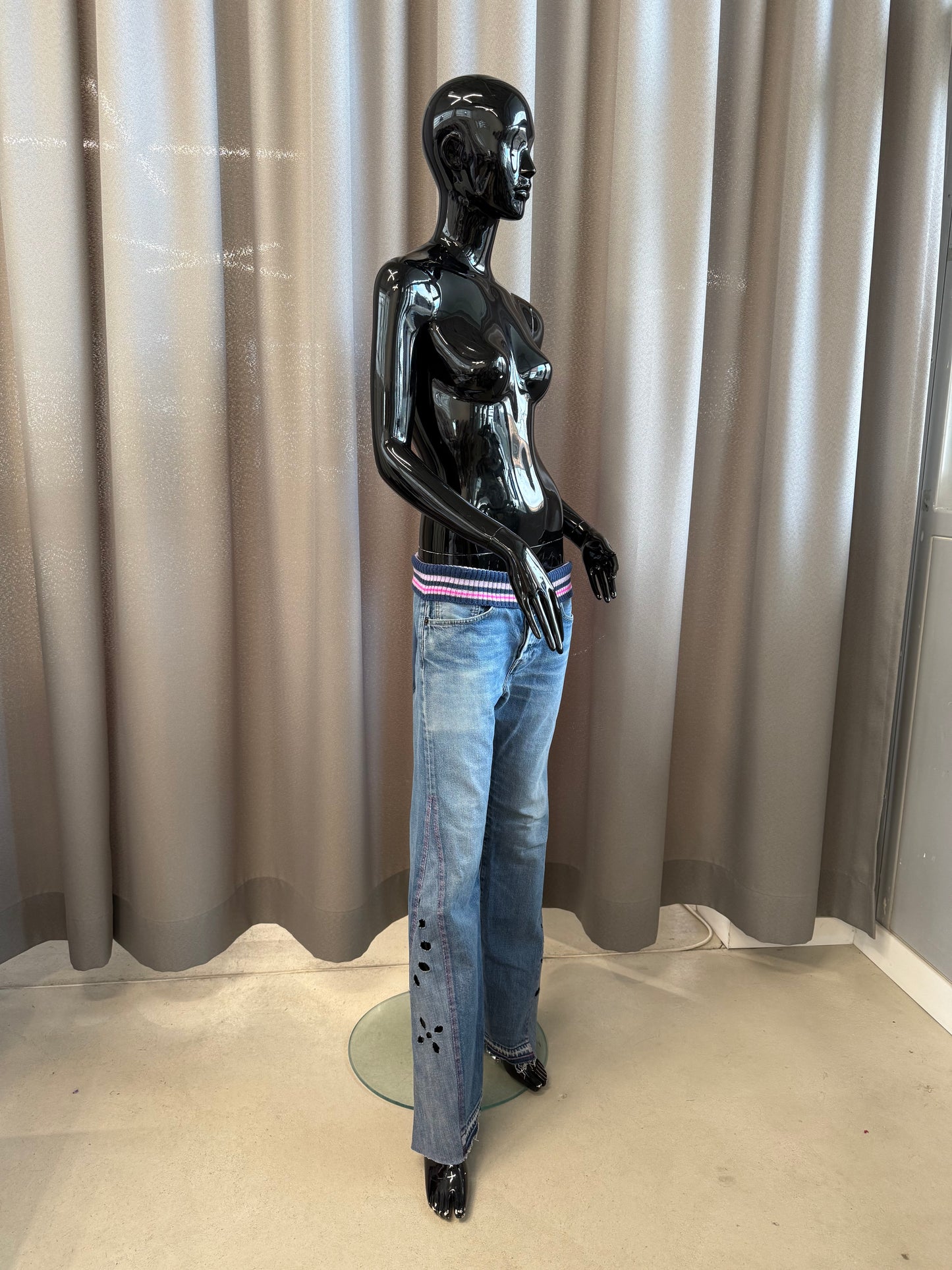Low-waist up-cycled Jeans with knitted waist band