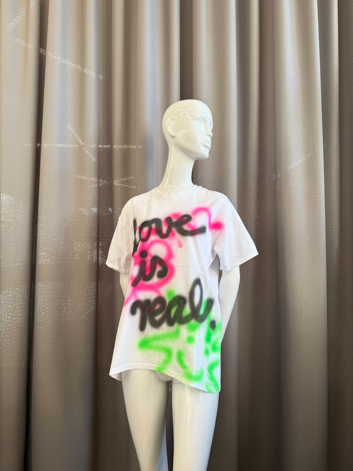 T-Shirt "Love is real"
