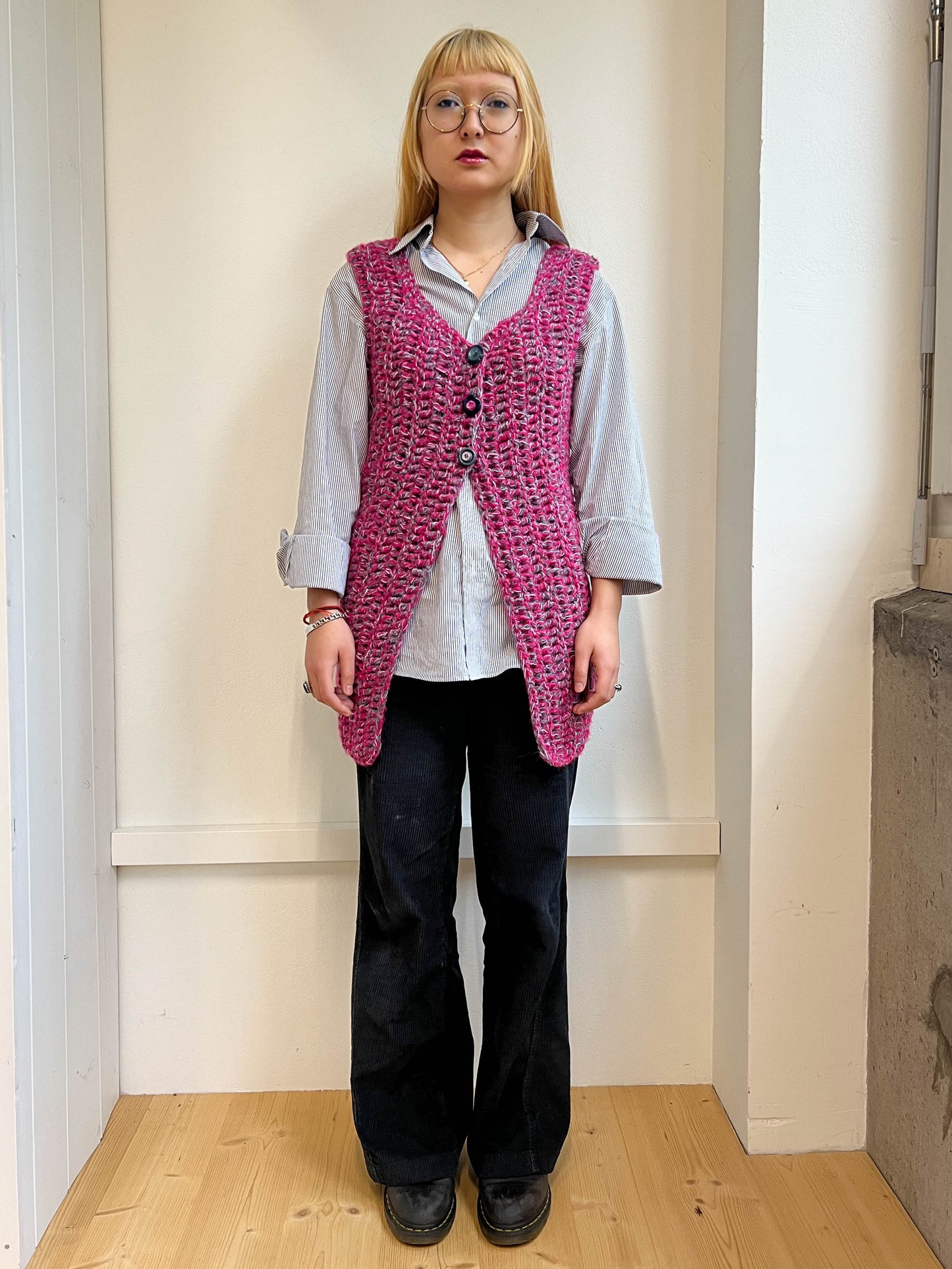 "Peeing girls" crochet cardigan blue pink