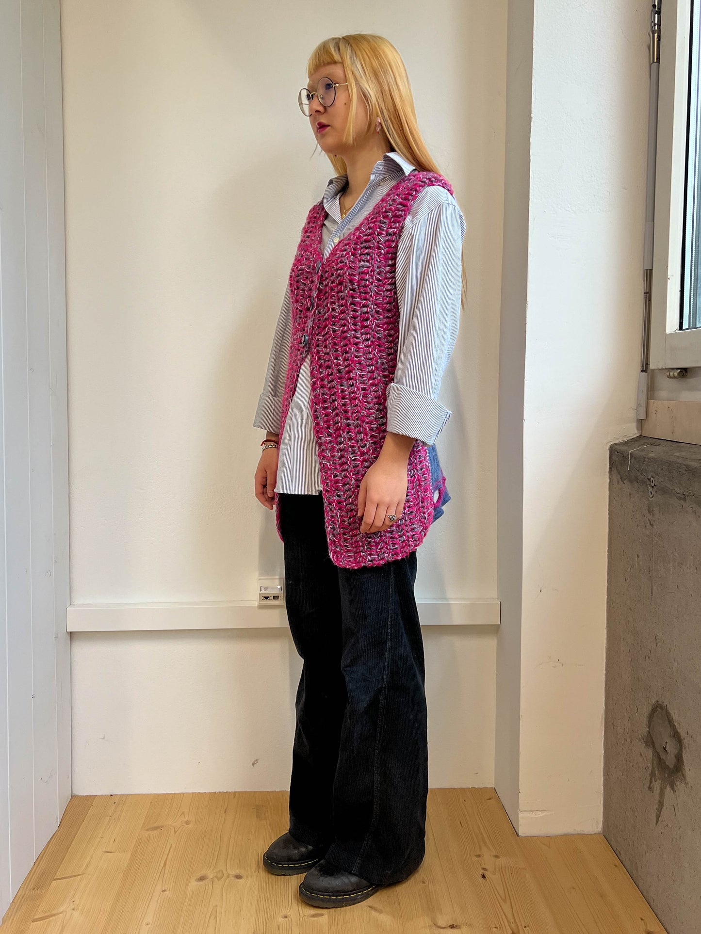 "Peeing girls" crochet cardigan blue pink