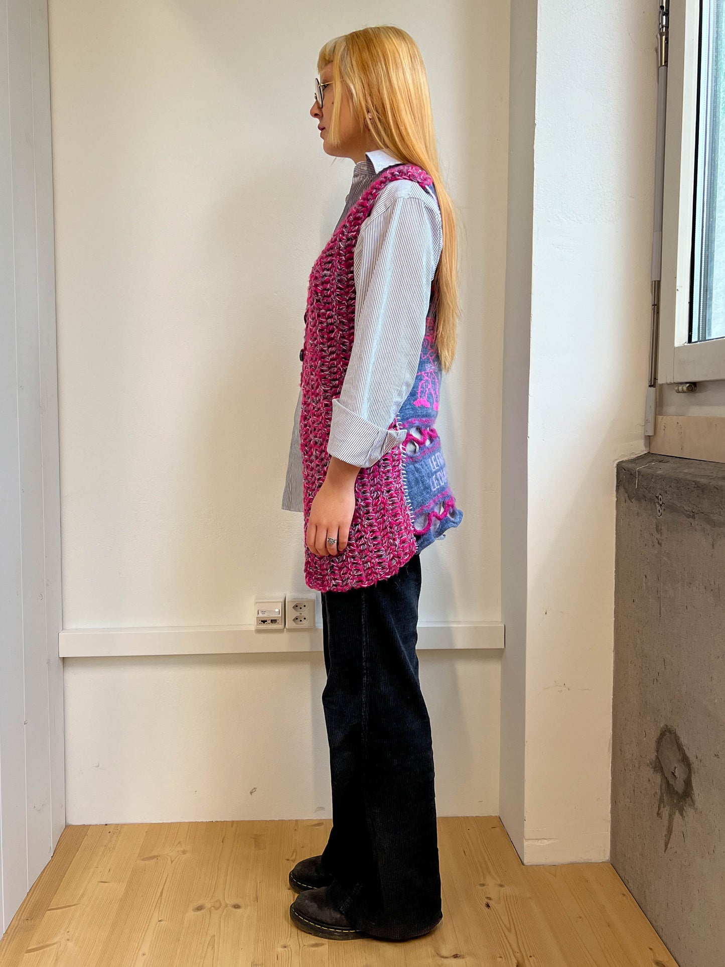 "Peeing girls" crochet cardigan blue pink