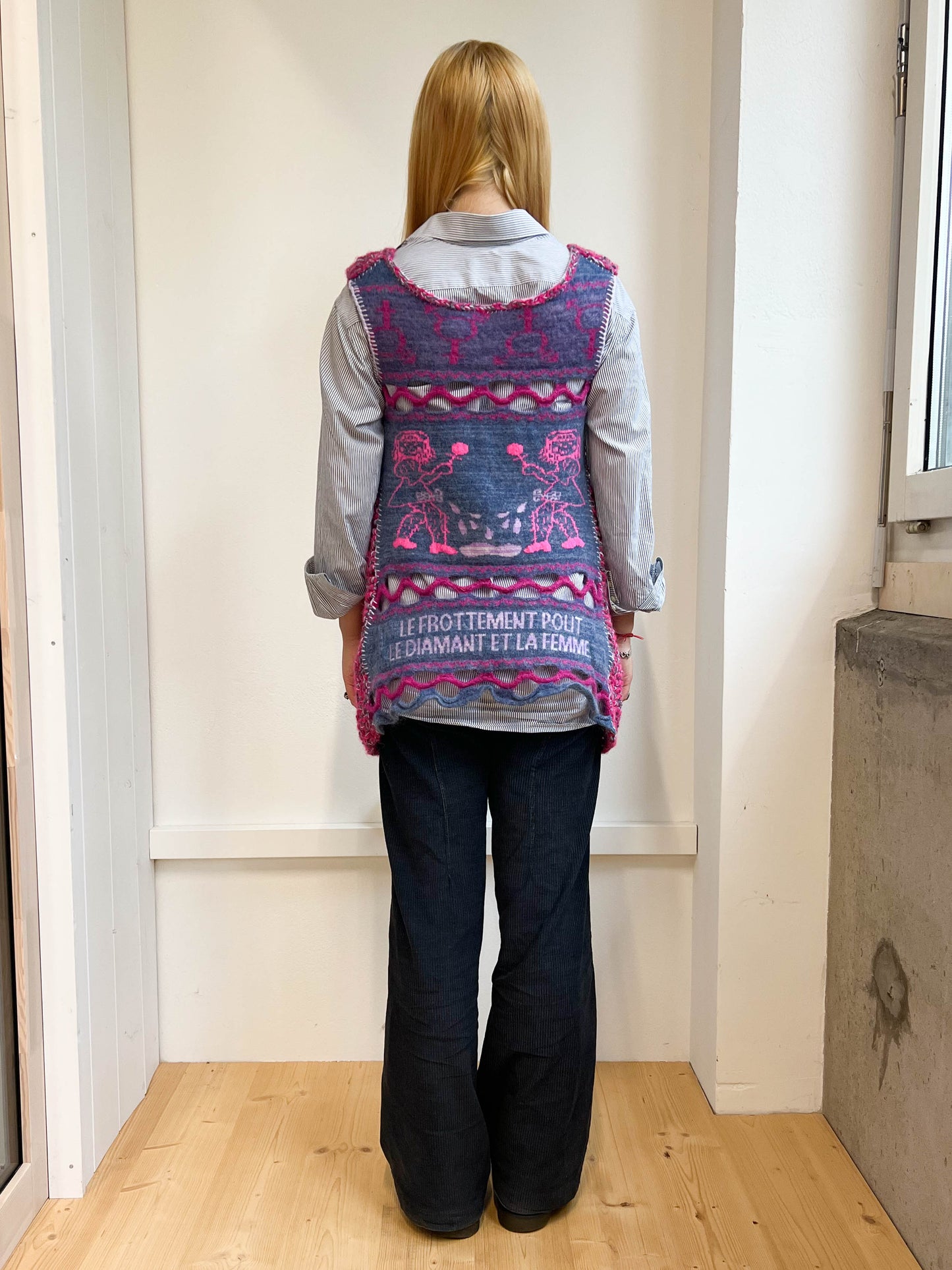 "Peeing girls" crochet cardigan blue pink
