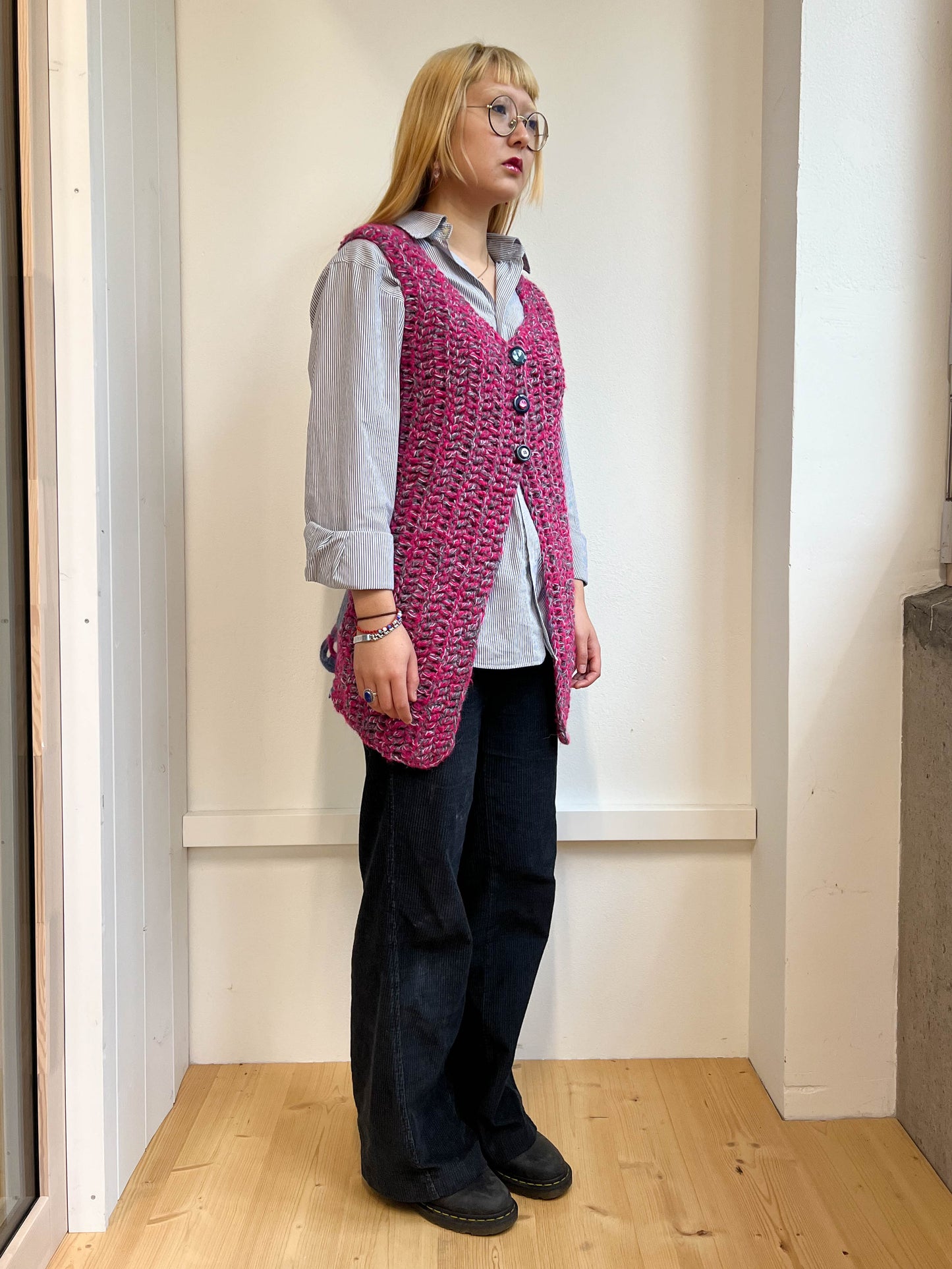 "Peeing girls" crochet cardigan blue pink