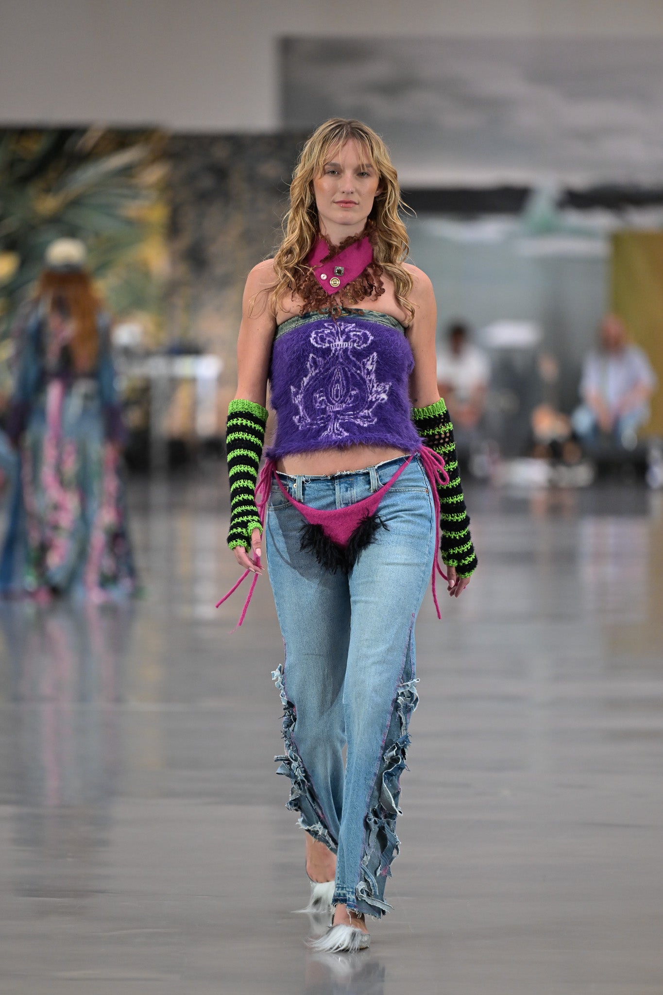 Low-waist jeans bow