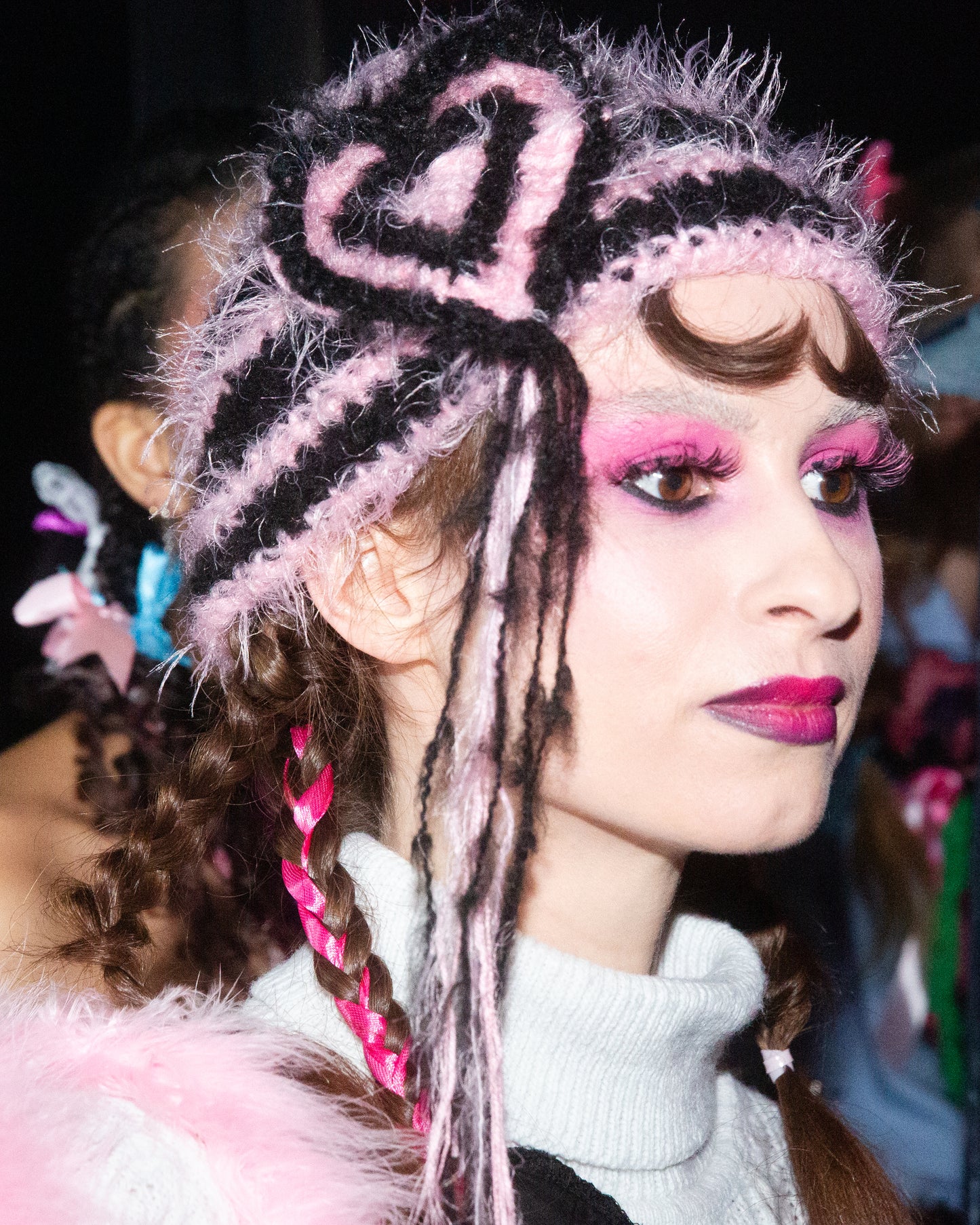Hairy love hat rose/black